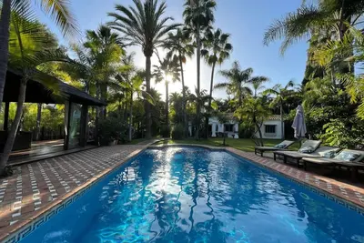 Image de Villa in palm tree plantation, near the beach.