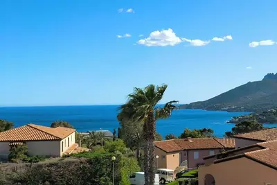 Image de Appartement résidence\" Le Savannah\" calme vue mer et Esterel. Un petit paradis.
