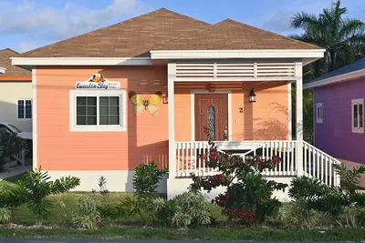 Image de Cute as a Button, Ac, Starlink, Wi-Fi, Hot Tub, Near Beaches, Bars & Restaurants