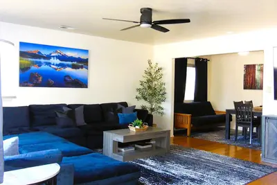 Image de Charming 3br Family Home Near Dining, Cozy & Convenient