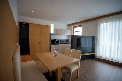 Image de Cozy apartment in a quiet location with panoramic mountain views.
