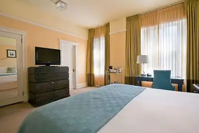 Image de Elegant Suite Escape | Onsite Parking | Pet Friendly | 2. 3 mi to Pittock Mansion