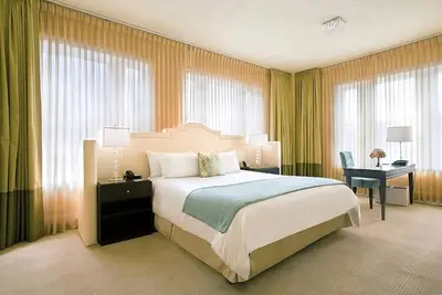 Image de 2 Modern Suites | Downtown | Pet-friendly | Onsite Parking | Near Attractions