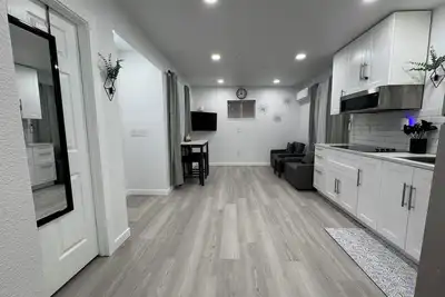 Image de New & Modern, Private Fenced & Gated, Pet Friendly