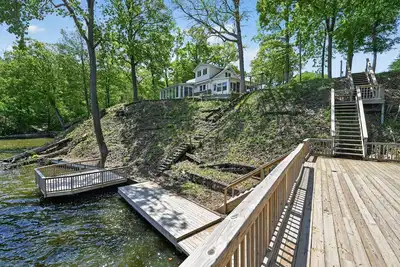 Image de Lake Shafer Waterfront Home w/ Dock & Decks