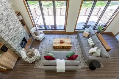 Image de New: Gorgeous Grand Chalet w/ Hot Tub & Views