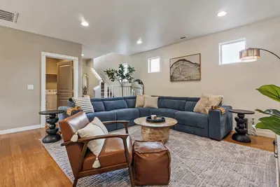 Image de Spacious home centrally located by Autzen Stadium