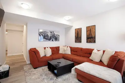 Image de Cozy 2br Suite | Sleeps 6 | Pullout Couch