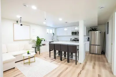 Image de Newly Renovated Modern Private Suite w/ Workspace