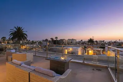 Image de Elevated Coastal Living With Ocean-View Rooftop Deck