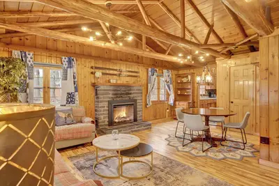 Image de Beartop Lodge | Rustic Cabin • Hot Tub • Fire Pit