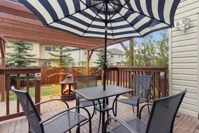 Image de King Bed, 75 min Banff, Backyard and Wood Fire Bbq