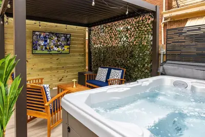 Image de Luxe-Hot Tub-Game Room-Fire Pit-Big Yard-5 min to Downtown and Otr