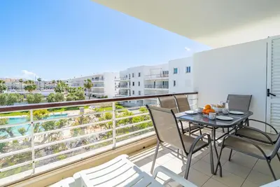 Image de Sunny Marina Apartment with Pool and Balcony
