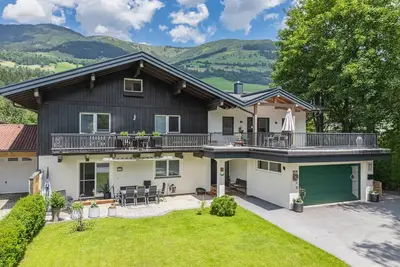 Image de Appartement moderne avec terrasse et jardin.