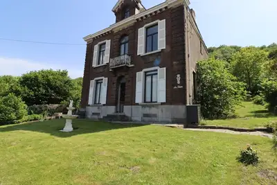 Image de Grand maison avec poêle à bois et billard