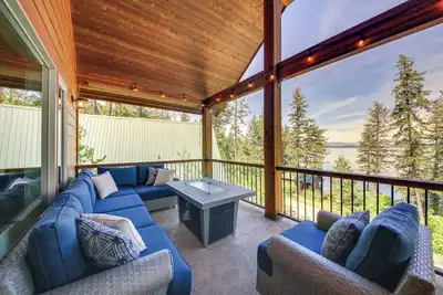 Image de Lake Access + Water Views: Bottle Bay Family Home!