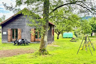 Image de chalet individuel a côté d'un étang de pêche au calme