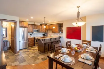 Image de Elevate your mountain escape at Timberstone #19! This isn't just a condo; it’s a three-level mountain sanctuary. Boasting true ski-in/ski-out access right by the Owl T-Bar and a spa-like primary suite with a soaker tub.