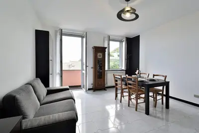 Image de Spacious apartment perfect for 5 people, located in a quiet residential area near Quinto al Mare. The beaches and the seafront are about 2 km away and are easily reachable by car or public transport. In a few time, it is also possible to reach the histor
