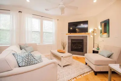 Image de Stylish 2br w/ Full Kitchen, Laundry & Cen Air
