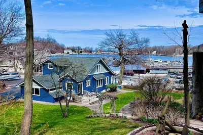 Image de Charming Waterfront Cottage with Modern Remodel Overlooking Lake Macatawa Harbor, Near Macatawa, Michigan