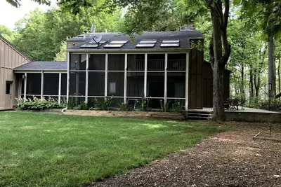 Image de Secluded Woodland Retreat Home with Creekside Deck Near Macatawa Beach in Macatawa, Michigan