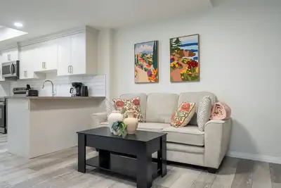 Image de 2br Stylish & Private Suite! Free Banff Pass, Netflix, Parking! Se Calgary!