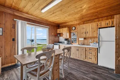 Image de Whalers Bay Cabin 4 at Heidi's L'il Haven Resort: Two bedrooms, one bath