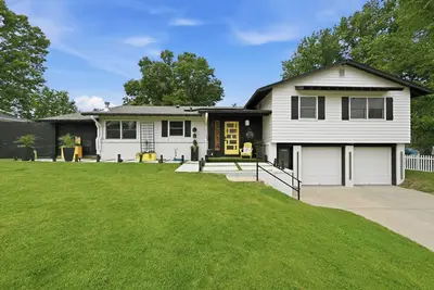 Image de 4-bed Bee Hive w/open floor plan, centrally located & easy interstate access