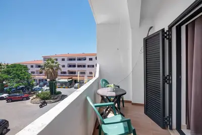 Image de Appartement confortable 2 chambres près de la Oura Strip