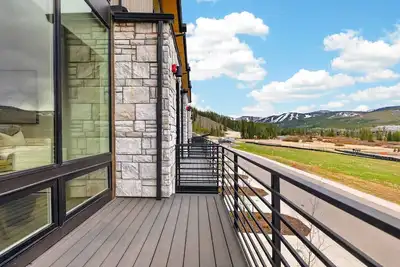 Image de Luxury and Style in a Mountain Lifestle