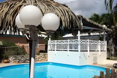 Image de Studio « Bungalow Corossol avec terrasse », piscine partagée, Wi-Fi et climatisation