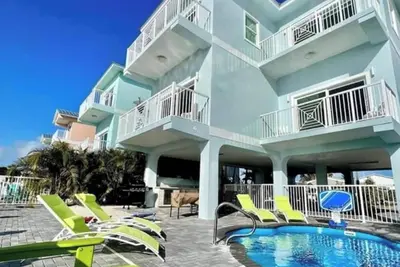 Image de Spacious 4-bedroom 4. 5 bath house in welcoming Marathon with Pool on the water.