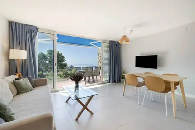 Image de SunAndBed Punta del Cavall – Appartement rénové avec vue mer et terrasse