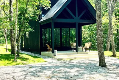 Image de Black Sparrow is a new, perfect, 2-bedroom, 2-bath wooded chalet on private lake