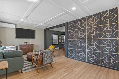 Image de Located on Prime Street: On Site Parking:Game Room: Amazing Bay View Location