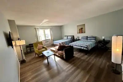 Image de Cozy Studio with Two Queen Beds in Chicago