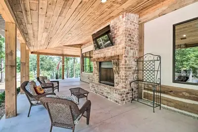 Image de Modern Lakehouse w Patio Tv & Loft Sleeps 14