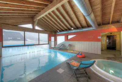 Image de Près des pistes et des sentiers alpins + piscine