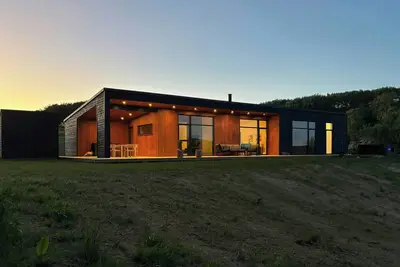 Image de Maison en bois sur un grand terrain naturel avec vue sur la mer et spa