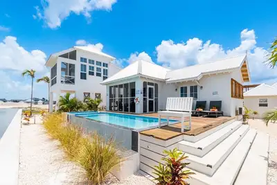 Image de Sunset Summit Retreat & Mistico Beach Club + Boat Shuttle