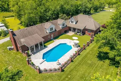 Image de Franklin Estate with a Pool, Barn, Horse Pasture, Pool Table + More!
