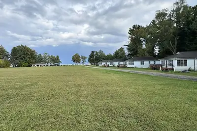 Image de Entire property - 5 Cabins, clubhouse, pool, hot tub 340ft on Lake Huron