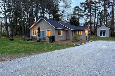 Image de Summer Cottage • Sleeps 8 • Pool • Bikes • Walk to Beach • Tennis • Flora Dale