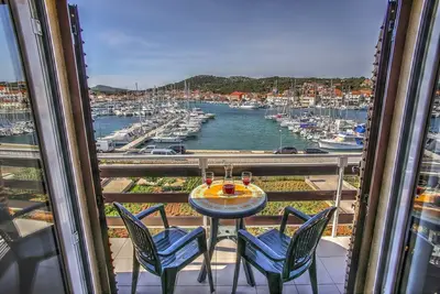 Image de Appartement de deux chambres avec le balcon et la vue sur le mer Jezera (Murter) (A-25262-c)
