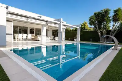 Image de Spacious 4-Bedroom Villa with Private Pool, Garden & Parking