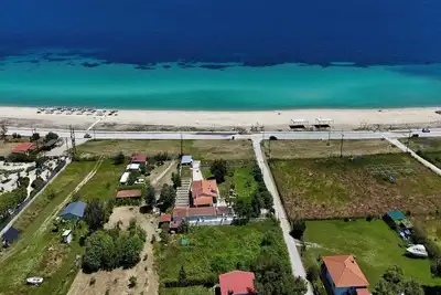 Image de Spacieuse retraite en bord de mer avec grand jardin à Ormos Panagias