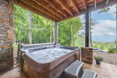 Image de Franklin Cabin w/ Hot Tub, Theater & Fire Pit!