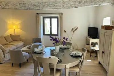 Image de Maison en pierre près des falaises ocres du Luberon